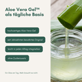 Aloe Vera Gel tropft in ein Glas + Benefits aufgelistet