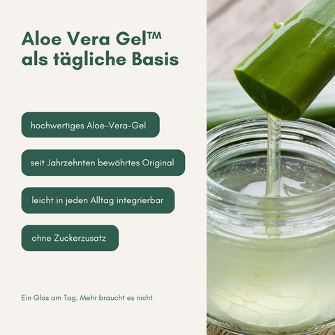 Aloe Vera Gel tropft in ein Glas + Benefits aufgelistet