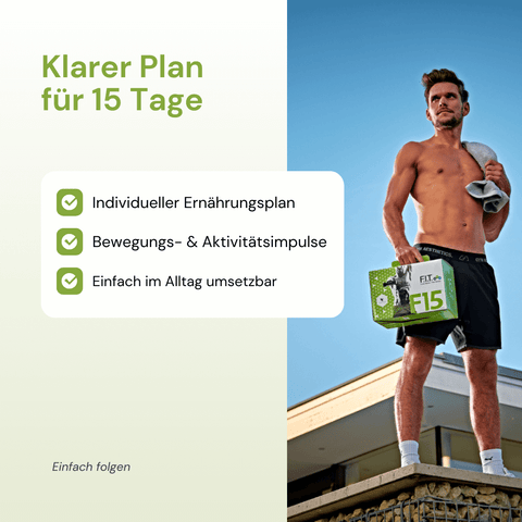 Sportlicher Mann mit Forever F15 Programm in der Hand
