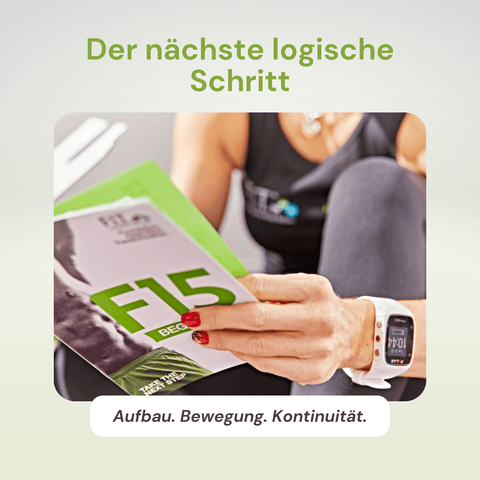 Frau blättert durch Forever F15 Programm Guide