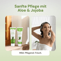 Frau in der Dusche trägt Aloe-Jojoba Conditioner auf, 296 ml