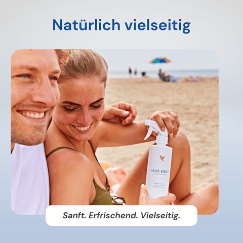 Paar am Strand mit Aloe First Aloe-Vera-Spray, 473 ml