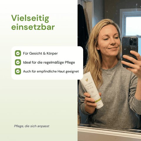 Frau mit Forever Aloe Scrub – sanfte Peelingcreme für glatte und gepflegte Haut
