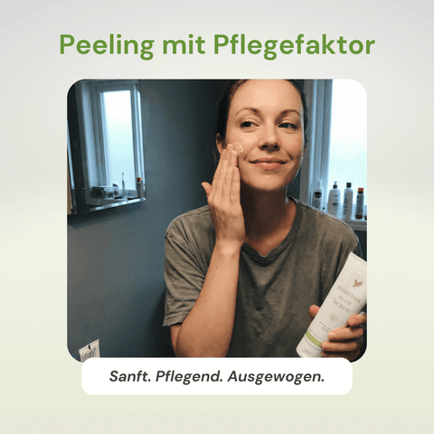 Frau trägt Forever Aloe Scrub Peelingcreme, 99 g auf