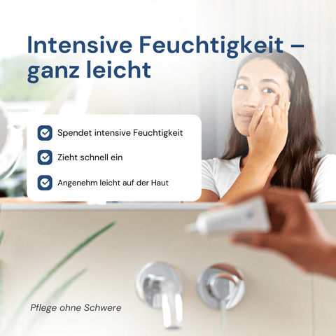 Frau bentützt im Bad vor Spiegel Forever Awakening Eye Cream – Augencreme für intensive Feuchtigkeit