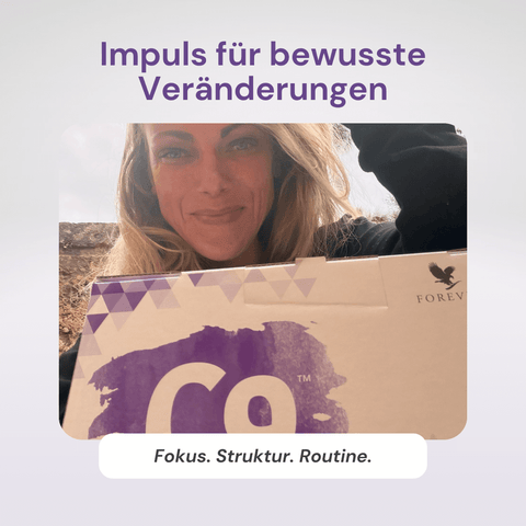 Frau hält Forever C9 Paket vor die Kamera