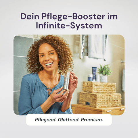 Frau zeigt Forever Firming Serum mit einem lächeln