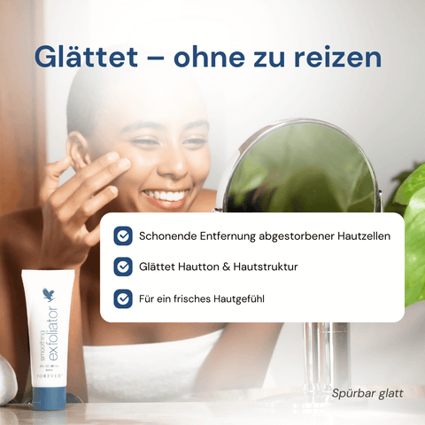 Frau schaut in den Spiegel + Forever Smoothing Exfoliator + Bulletpoints