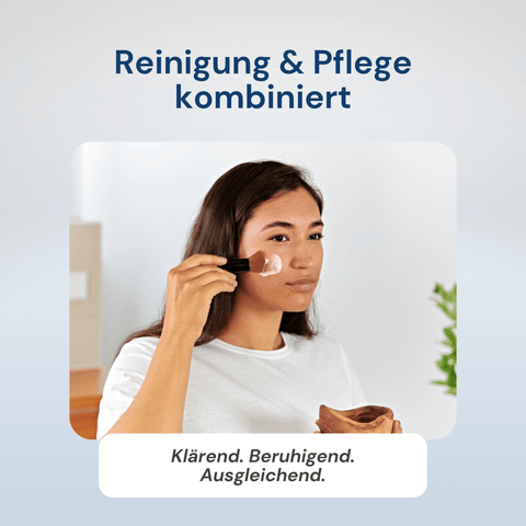 Frau trägt Forever Tightening Mask Powder auf die Wangen auf