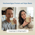 Mann und Frau trinken Forever Ultra Vanilla Shake Mix aus dem Glas