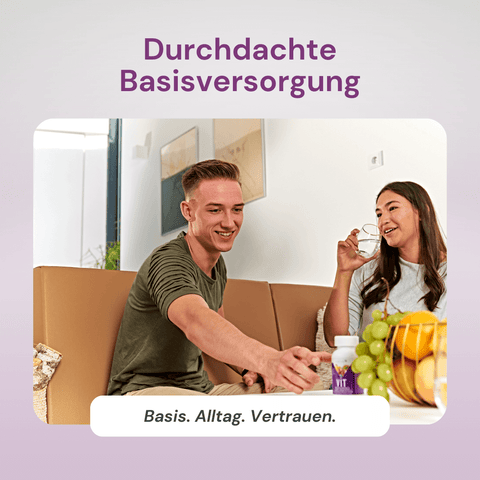 Paar auf Sofa mit Forever VIT Multivitamin-Presslinge